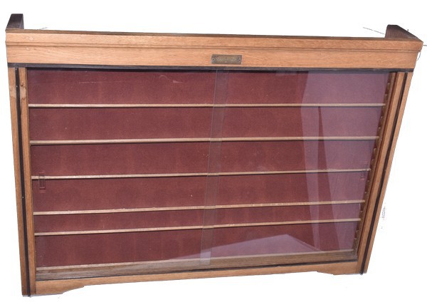 Miscelancious
Houten penningen- of muntenvitrine. 6 Verstelbare leggers, twee g...