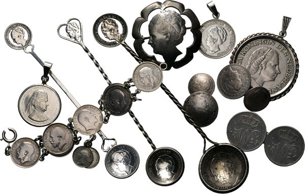 Miscelancious
Lot muntsieraden. Bestaande uit drie zilveren lepeltjes, twee man...