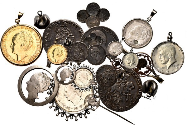 Miscelancious
Lot muntsieraden. Waaronder een Zilveren Rijder en een Driegulden...