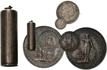 Miscelancious
Lot zilveren muntsieraden en varia. Bestaande uit: muntkokertje voor Dubbeltjes, een zilveren gesp vervaardigd uit twee Trade Dollars (...