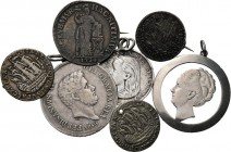 Miscelancious
Lot zilveren Muntsierraden. O.a. diverse Scheepjesschellingen vermaakt tot broches, een uitgezaagde Rijksdaalder Wilhelmina etc...