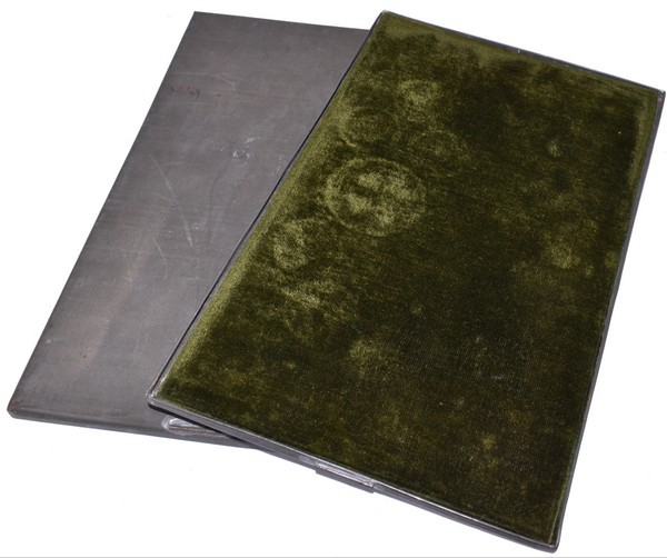 Miscelancious
Penningdoos. Oud exemplaar, ingelegd met velours. Deze geschenkdo...