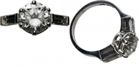 Miscelancious
Platina ring. Voorzien van een ca. 1.50 ct briljant geslepen diamant (ca. VS/G-H) en twee baguette geslepen diamanten (ca. 0.10 ct H/SI...