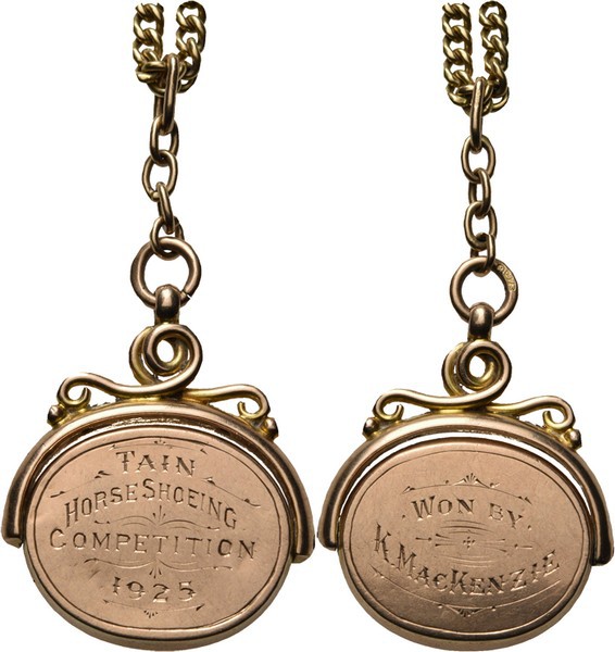 Miscelancious
Signetstempel aan gouden ketting. Stempelvlak gegraveerd: TAIN / ...