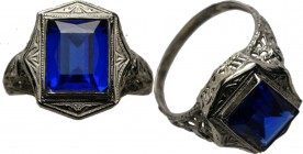 Miscelancious
Witgouden ring Blauw gekleurde steen (beschadigd) gevat in opengewerkte zetting. Gemerkt 14 krt. Ringmaat: 15.5 mm.