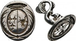 Miscelancious
Zilveren lakzegelstempel. 18e eeuw. Het stempelvlak is voorzien van een ovaal wapenschild tussen twee palmtakken, bestaande uit een oss...