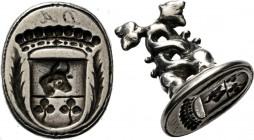 Miscelancious
Zilveren lakzegelstempel. 18e eeuw. Het stempelvlak is voorzien van een wapenschild tussen twee palmtakken, bestaande uit een ossenkop ...