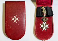SOVRANO MILITARE ORDINE DI MALTA. Insegna da collo della metÃ del XX secolo in bronzo dorato e smalti, complesto in seta nera. Ae dorato e smalti; 125...