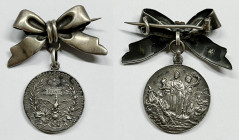 Croce Rossa. Medaglia mignon portativa "Ai benemeriti della Croce Rossa Italiana", con fiocco/spilla in argento. Opus: Cappuccio; Produzione Johnson. ...