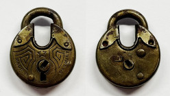 GERMANIA. Piccolo lucchetto xx secolo. Ae; 22x18 mm

-