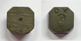 VENEZIA. Antico peso monetale ottagonale " DV / V ", piccola protome leonina punzonata. Ae; 17,50 gr

SPL