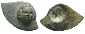 AE Roman bronze aplique. 10.85 g 40.10 mm