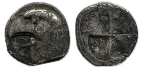 Aiolis, Kyme. 480-450 a.C. Hemiobolo. (SNG de Aulock 1623.) Anv.: K-Y, cabeza de águila a la izquierda Rev.: Incuso cuatripartito en diseño de vela de...