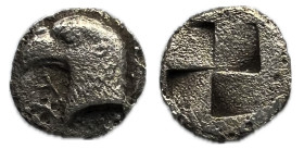 Aiolis, Kyme. 480-450 a.C. Hemiobolo (SNG de Aulock 1623.) Anv: K-Y, cabeza de águila a la izquierda Rev.: Incuso cuatripartito en diseño de vela de m...
