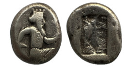 Persia, Imperio Aqueménida, Época de Artajerjes I a Jerjes II AR Siglos, 455-420 a.C., (Carradice Tipo IV.) Anv: Rey persa en posición arrodillada y c...