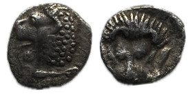 Caria. Mylasa. Hemiobolo. Alrededor del 420-390 a.C.(HN Online 673; SNG Kayhan 833–6) Anv: Parte anterior del león a la derecha, cabeza a la izquierda...