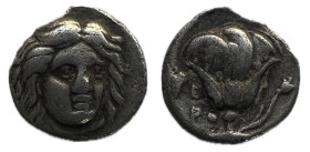 Caria. Rodas. Hemidracma (305-275 a. C.). (SNG Keckman 464-6; HGC 6, 1446.) Anv.: Cabeza de Helios orientada ligeramente a la derecha. Rev.: PO. Rosa ...