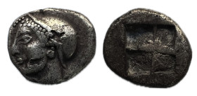 Jonia Phokaia. Trihemiobolo. 521-478 a.C. (Sng Cop-389/393) Anv: Cabeza de ninfa a izquierda, con sakkos adornado con una banda central y arete de ros...