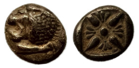 Jonia. Mileto. Obolo o Hemihekte 520-470 a.C. (SNG Kayhan I 476-82.) Anv.: Cabeza de león a la izquierda. Rev.: Patrón estrellado dentro del cuadrado ...