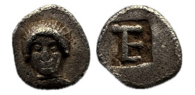 Jonia. Colofón. Tetartemorión. 500-450 a.C. (SNG Copenhague 133–4) Anv.: Frente a la cabeza de Apolo con pelo corto. Rev.: Monograma TE (marca de valo...