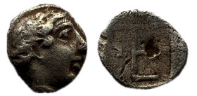 Jonia. Colofón.Tetartemorion. 450-410 a.C. (SNG Kayhan 359–61) Anv.: Cabeza laureada de Apolo derecha Rev.: Monograma TE; spray de oliva a la izquierd...