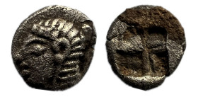 Jonia. Hemiobolo. Colofón. 600-500 a.C (SNG Kayhan I 343-51 ). Anv.: Cabeza arcaica de Apolo izquierda. Rev.: Cuadrado incuso cuatripartito. 0,42 g. M...