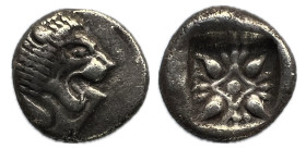Jonia. Miletos Dibolo. 520-450 a.C.( SNG Kayhan 462-75) Parte anterior del león a la izquierda, cabeza invertida / Patrón estrellado en cuadrado incus...