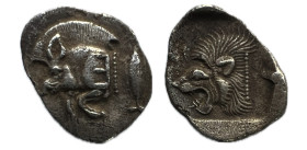 Misia. Kyzikos. Obolo. 450-400 a.C. (SNG BN 378). Anv.: Parte anterior del jabalí izquierda, con Ǝ en el hombro; a derecha, atún hacia arriba. Rev.: C...