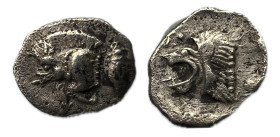 Misia. Kízikos. Óbolo. 450-400 a.C. (Sng Francia-361). Anv.: Parte delantera de jabalí a izquierda, atún hacia arriba a la derecha. Rev.: Cabeza de le...