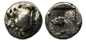 Misia. Kízikos. Hemiobolo. 450-400 a.C. (Klein-265). (Sng Bnf-375). Anv.: Parte delantera de jabalí a izquierda, detrás de atún. Rev.: Cabeza de león ...