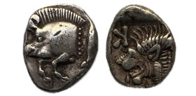 Misia. Kyzicos. Óbolo. 480-450 a.C. (Gc-3850). Anv.: Parte delantera de un jabalí a izquierda. Rev.: Cabeza rugiente de león a izquierda, encima K. Ag...