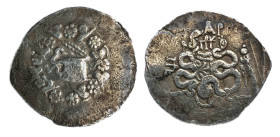 Misia. Pérgamo. Tetradracma cistofórico 133-67 a.C. (Kleiner, Hoard 27.  SNG París 1729) Anv,: Cista mystica con tapa entreabierta de la que sale una ...
