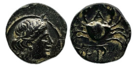 Misia. Príapos. Bronce. 300-200 a.C. (SNG Arikantürk 1096-101). Anv.: Cabeza laureada de Apolo a derecha. Rev.: ΠPI / A. Cangrejo; abajo, harpa derech...