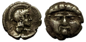 Pisidia. Selge. Óbolo. 350-300 a.C. (Sng París-1930/34). (SNG von Aulock-5266). Anv.: Cabeza de Gorgoneion con lengua protuberante. Rev.: Cabeza de At...