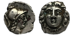Pisidia Selge. Obolo. 350 a.C. (SNG de Aulock 5278). Anv: Cabeza de Gorgon de frente. Rev: Cabeza de Atenea a la derecha, Astrágalo detrás. Ag. 0,92 g...