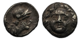 Psidia. Selge. Óbolo. 350-300 a.C. (Sng BN-1930-4). Anv.: Cabeza de gorgona. Rev.: Cabeza con casco de Atenea a derecha; astragalos a izquierda. Ag. 0...
