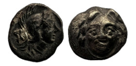 Psidia. Selge. Óbolo. 350-300 a.C. (Sng BN-1930-4). Anv.: Cabeza de gorgona. Rev.: Cabeza con casco de Athena a derecha; astragalos a izquierda. Ag. 1...