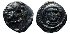 Cilicia. Tarsos. Óbolo. Tiempo de los sátrapas Farnabazos y Datames. 380-360 a.C. (SNG Levante 93; Göktürk -; SNG BnF 303 var.). Anv.: Cabeza masculin...