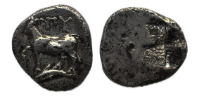 Tracia. Bizancio. Hemidracma. 387/6-340 a.C. (SNG BM Mar Negro 36-41). Anv.: Toro parado a izquierda sobre delfín izquierdo. Rev.: Cuadrado de incuso ...