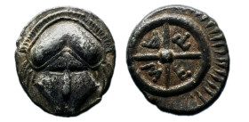 Tracia. Mesembria. Dióbolo. Siglo VI a.C. (SNG BM Black Sea-568/271). (Topalov, Messambria-8). Anv.: Casco de frente. Rev.: Rueda con META dentro de l...