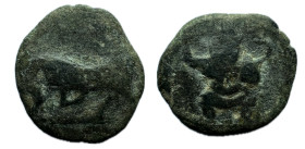Ebusus. 1/4 calco. 200-100 a.C. Ibiza. (Abh-923). (Acip-719). (MIB-16/40). Anv.: Bes con faldellín sosteniendo martillo y serpiente. Rev.: Toro embist...
