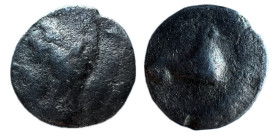 Emporiton. Dracma. Siglo III a.C. Sur de Francia.¿(MIB-Tipo 2/30A)?. Anv.: Cabeza de Perséfone-Aretusa a derecha, punto detrás, rodeada de tres delfin...
