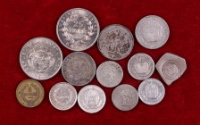 1865 a 1948. Costa Rica. 5 (siete), 10 centavos (tres), 25 céntimos (dos) y otra con resello. Lote de 13 monedas. A examinar. MBC/S/C.
