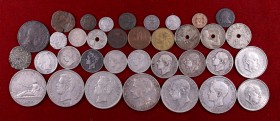 Lote de 35 monedas españolas de diversas épocas, incluye 6 "durillos" y 12 divisores en plata. BC-/MBC-.