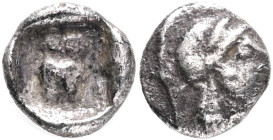 Attica Athen, AR obol 480 - 460 BC Av. Athena head r. At back. Owl r. Standing, l. Olive branch, Svoronos plate, Silver 0,42g

VF