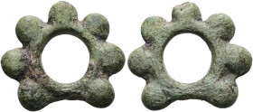 VORMÜNZLICHE ZAHLUNGSMITTEL. ROUELLES Radgeld. ø 25mm (6.84g). 2. - 1. Jh. v. Chr. Ring mit sieben Noppen. Grüne Patina, vz