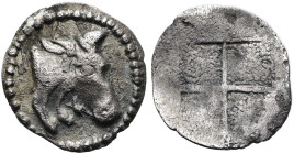 MAKEDONIEN. AKANTHOS Obol ø 8mm (0.24g). 430 - 390 v. Chr. Vs.: Kopf eines Stieres n. r. Rs.: Viergeteiltes Quadratum Incusum. SNG Cop. 9-10; SNG ANS ...