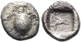 ÄGINA. Obol ø 10mm (0.85g). ca. 480 v. Chr. Vs.: Schildkröte. Rs.: Delfin im Quadratum incusum n. r. Traité 1046 = BMC 145 var. (r. florales Ornament)...