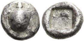ÄGINA. Obol ø 9mm (1.12g). ca. 480 v. Chr. Vs.: Schildkröte. Rs.: Delfin im Quadratum incusum n. r. Traité 1046 = BMC 145 var. (r. florales Ornament)....