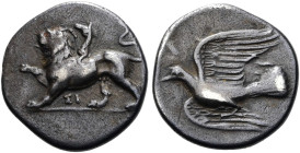 PELOPONNES. SIKYON Triobol ø 17mm (2.70g). 330 - 280 v. Chr. Vs.: Chimaira auf Standlinie n. l. schreitend, darunter ΣΙ. Rs.: Taube n. l. fliegend. BC...